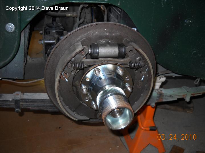 New axle tube nuts and shafts 05.jpg - Hubs in place.