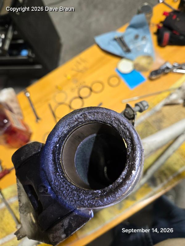 2026-09-14 13.37.07.jpg - The felt which lubricates the piston is visible just below the brazed in collar. The grime collected because of the failure of the middle O-ring is pretty evident in this view.