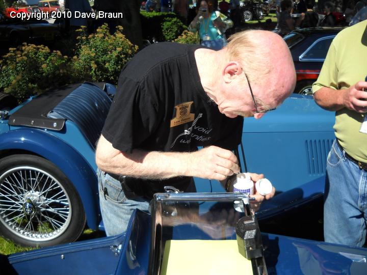 DSCN0826.JPG - Lew Palmer Etching a window with the Triplex logo. I still need to do mine. I bought a kit from Lew at the last GOF!