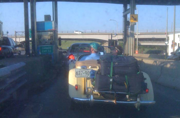 8_2010070417482215742_51615312606021_1278300056.jpg - Gordon shot this of Diane and I entering Canada.